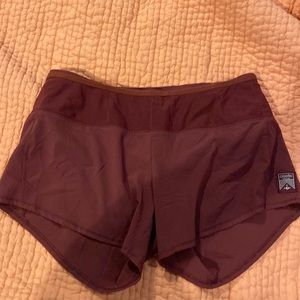 Oiselle roga toolbelt shorts.